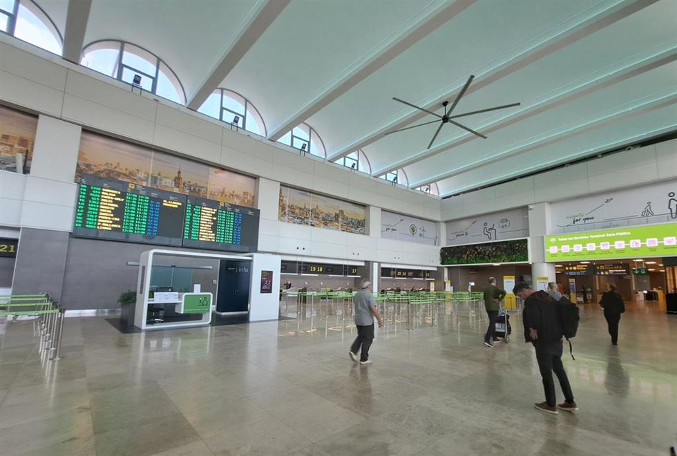 Archivo - Vestíbulo de facturación del aeropuerto de Manises en imagen de archivo
