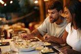 Foto: Cenar tarde puede afectar a tu sueño: la recomendación de Blanca García-Orea para una cena saludable