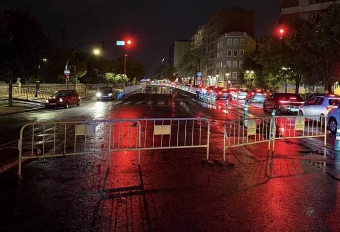Túnel de València cerrado al tráfico por lluvias