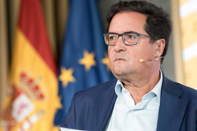 El ministro para la Transformación Digital y de la Función Pública, Óscar López, participa en un diálogo con el director del Festival Internacional de San Sebastián, José Luis Rebordinos, en el Ministerio para la Transformación Digital y de la Función Púb