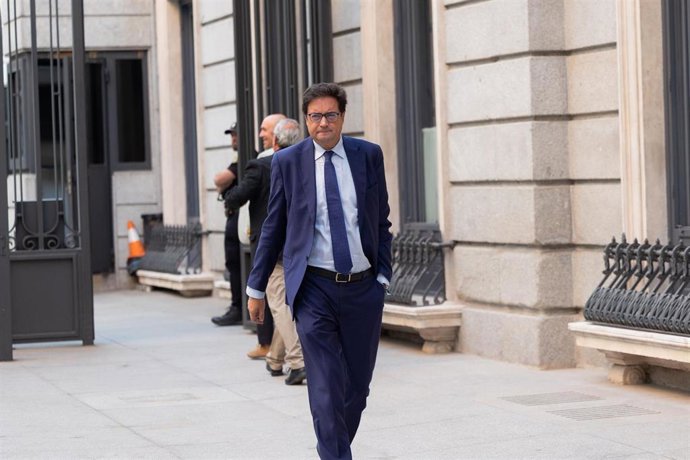 El ministro de Transformación Digital y Función Pública, Óscar López, a su llegada a una sesión de control al Gobierno, en el Congreso de los Diputados, a 16 de septiembre de 2026, en Madrid (España). La crisis migratoria que vive Ceuta desde el pasado me