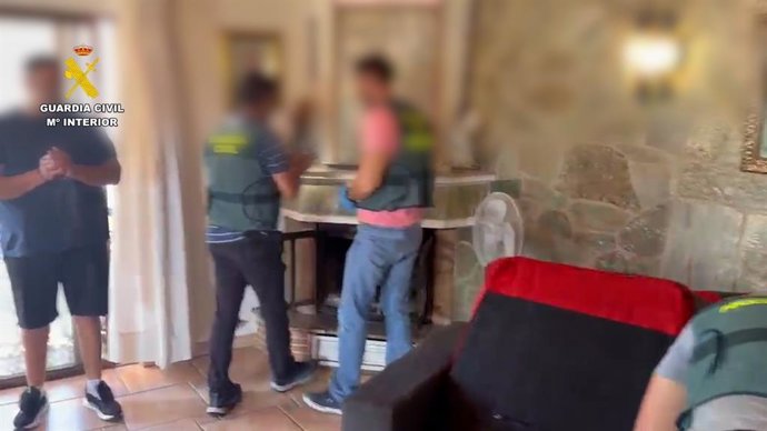 Los agentes de la Guardia Civil, en la vivienda donde se hallaba escondido el autor del homicidio de un vecino de Utrera el pasado 15 de agosto