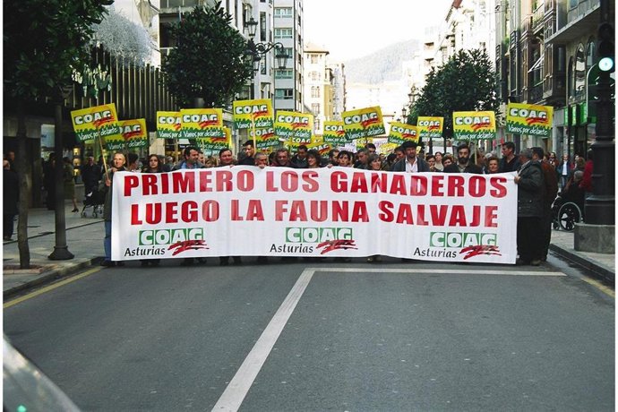 Archivo - Imagen de archivo de una manifestación de COAG en protesta por los daños del lobo.