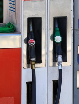 Archivo - Surtidores de gasolina en una gasolinera