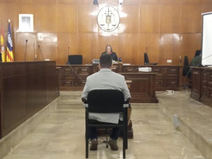 El acusado de matar a martillazos a su hermano en Sa Pobla en febrero de 2025 acepta cuatro años de prisión.