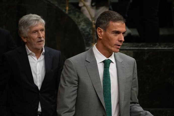 El ministro del Interior, Fernando Grande-Marlaska (i), y el presidente del Gobierno, Pedro Sánchez (d), durante una sesión plenaria en el Congreso de los Diputados, a 3 de septiembre de 2026, en Madrid (España). 