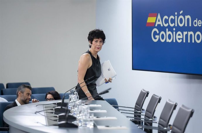 La ministra de Inclusión, Seguridad Social y Migraciones y portavoz del Gobierno, Elma Saiz, durante la rueda de prensa posterior al Consejo de Ministros, a 8 de septiembre de 2026, en Madrid (España)