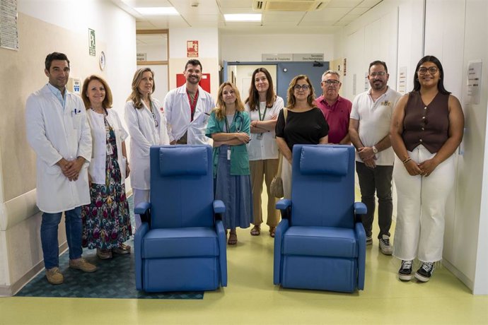 Archivo - El Hospital Virgen de las Nieves ha recibido la donación de dos nuevos sillones gracias a la cesión de parte de los derechos de una pieza musical en recuerdo de un paciente fallecido miembro de la agrupación musical Virgen de la Soledad de Huésc