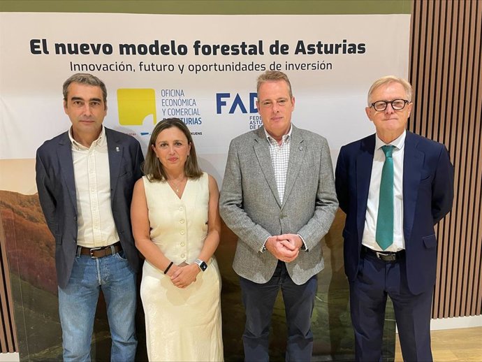 El director general de Gestión Forestal, Javier Vigil, la presidenta de Fade, María Calvo, el consejero de Medio Rural y Política Agraria, Marcelino Marcos, y el director de la Oficina Económica y Comercial de Asturias en Madrid, José Luis Huerta.