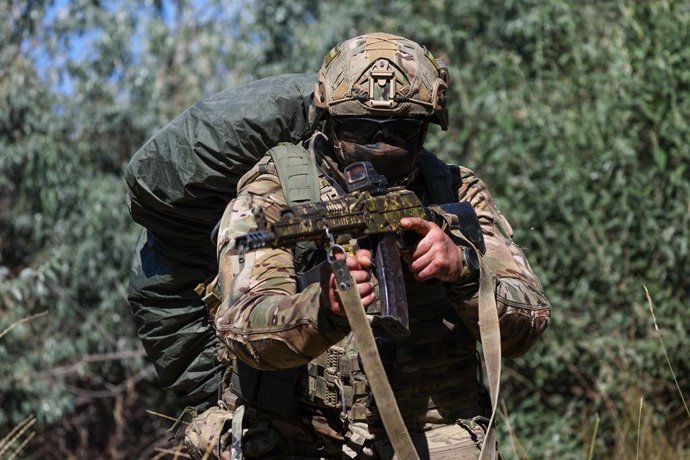 RÚSSIA, REGIÃO DE KHERSON – 11 DE SETEMBRO DE 2026: Um militar aponta seu fuzil durante um exercício de busca e reconhecimento na borda da floresta, como parte do treinamento de infantaria de assalto com o Grupo de Forças Dnepr na área de retaguarda da op