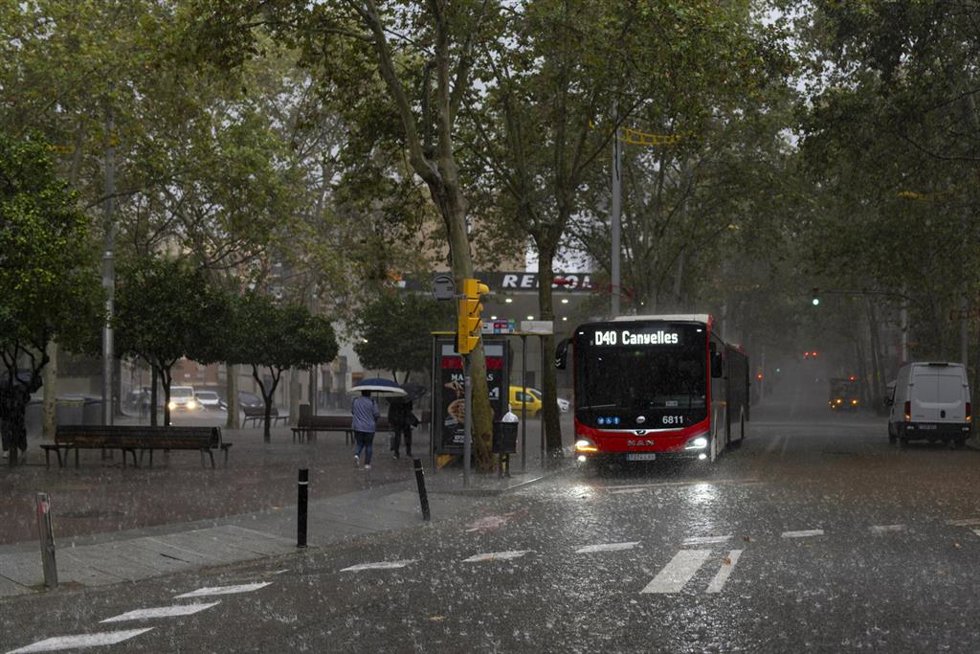 Archivo - Varias personas esperan en la parada del bus, a 30 de octubre de 2024, en Barcelona, Catalunya (España). El Servei Meteorològic de Catalunya (SMC) ha activado la alerta roja por tiempo violento y granizadas en el territorio catalán. Han alertado