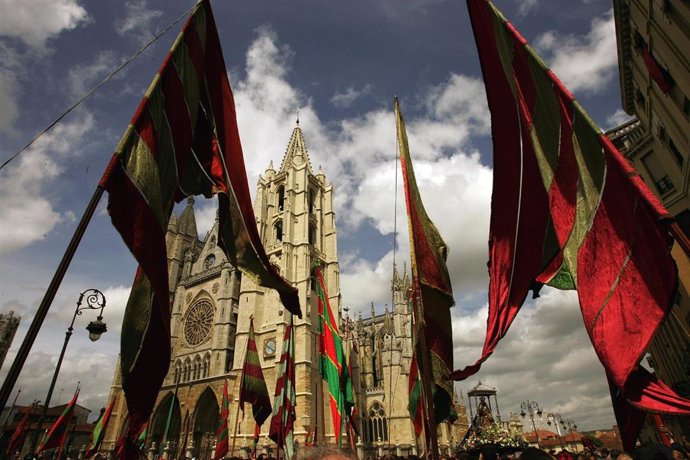 Archivo - Ayuntamiento de León. Imagen de los pendones de León frente a la Catedral de la ciudad.