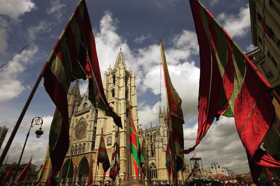 Archivo - Ayuntamiento de León. Imagen de los pendones de León frente a la Catedral de la ciudad.