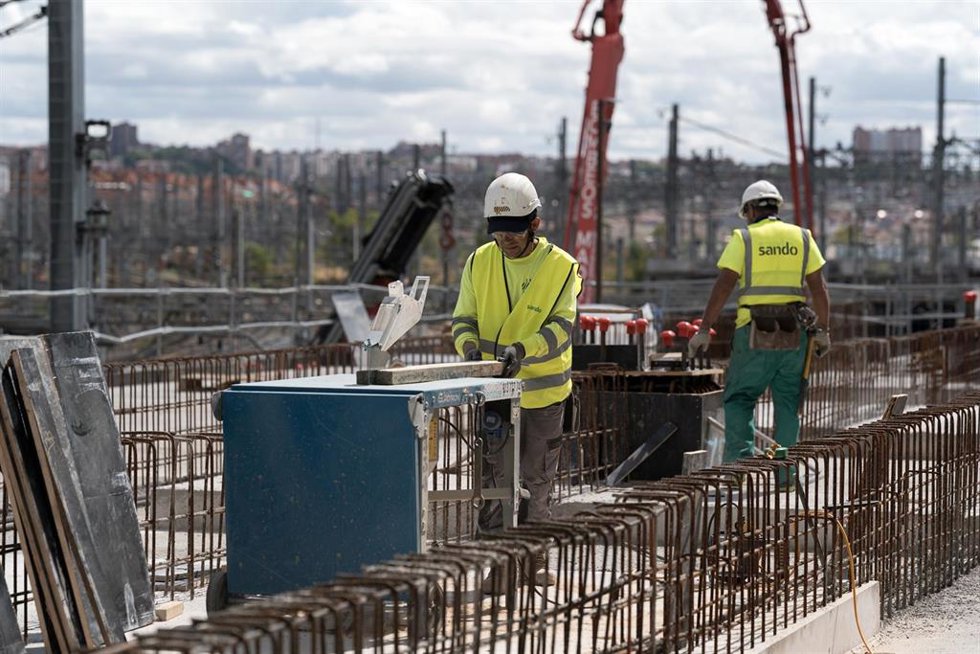 Varios obreros trabajan en las obras de la estación de Atocha Almudena Grandes, a 9 de septiembre de 2026, en Madrid (España). La visita se enmarca en un viaje de estudio de la delegación francesa para conocer las medidas españolas de protección laboral a