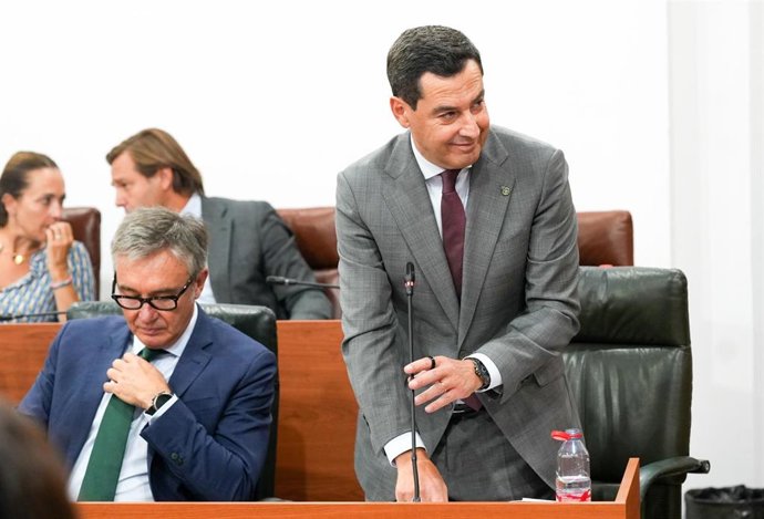 El presidente de la Junta de Andalucía, Juanma Moreno, junto al  vicepresidente segundo, Manuel Gavira 