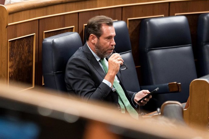 El ministro de Transportes y Movilidad Sostenible, Óscar Puente, durante una sesión de control al Gobierno, en el Congreso de los Diputados, a 16 de septiembre de 2026, en Madrid (España). La crisis migratoria que vive Ceuta desde el pasado mes de julio v