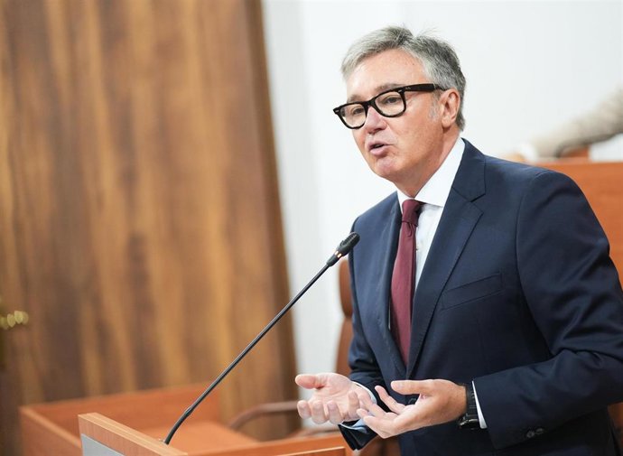 El vicepresidente segundo y consejero de Turismo, Justicia, Desregulación y Administración local, Manuel Gavira, interviene en la segunda jornada del Pleno del Parlamento andaluz.