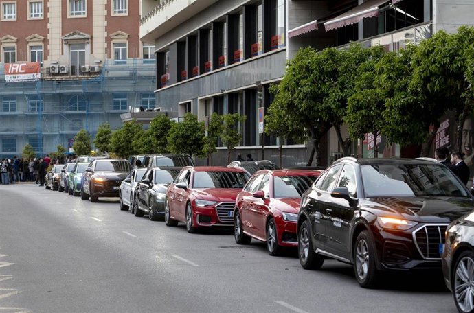 Archivo - Fila de coches oficiales frente al Hotel AC Málaga Palacio.