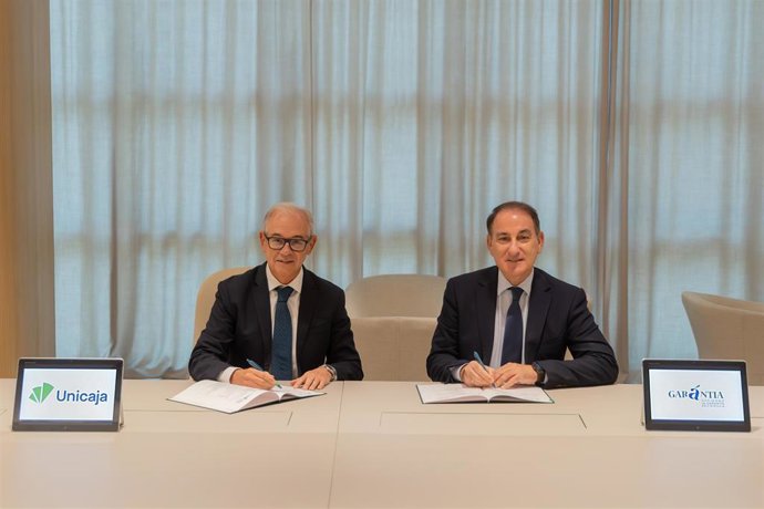 Archivo - Imagen del CEO de Unicaja, Isidro Rubiales, y el presidente de Garántia, Javier González de Lara, firmando el convenio de colaboración.