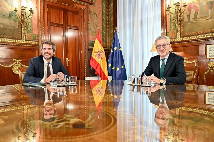El ministro de Hacienda, Arcadi España (d), y el ministro de Cultura, Ernest Urtasun (i)