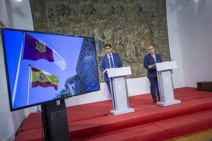 El vicepresidente segundo del Gobierno de C-LM, José Manuel Caballero, y el presidente de las Cortes autonómicas, Pablo Bellido.