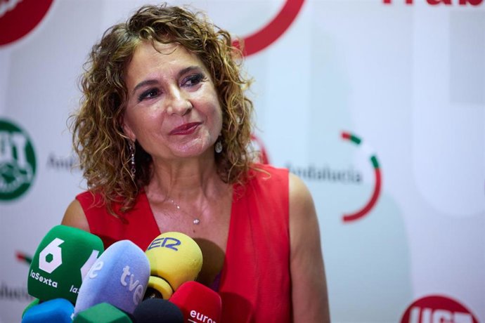 La secretaria general del PSOE-A, María Jesús Montero, atiende a los medios. En una imagen de archivo.