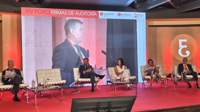 El presidente de la Cámara de Cuentas de Andalucía, Manuel Alejandro Cardenete, participa en el Foro de Firmas de Auditoría celebrado en Roquetas de Mar (Almería).
