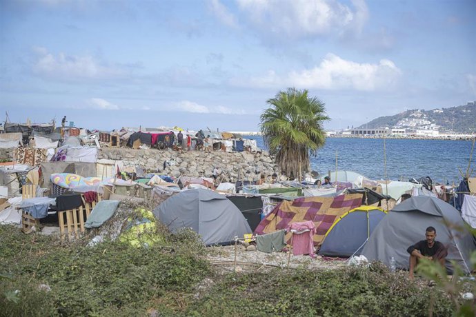 Asentamientos de migrantes en la playa de Benítez, a 14 de septiembre de 2026, en Ceuta (España). Más de un centenar de chabolas han sido instaladas ya en la playa de Benítez de Ceuta por marroquíes en situación irregular, en una extensión de asentamiento