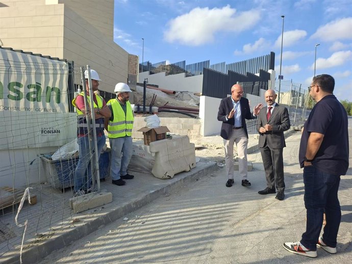 El subdelegado del Gobierno en Málaga, Javier Salas, y el alcalde de Cártama, Jorge Gallardo, visitan las obras del nuevo cuartel de la Guardia Civil.