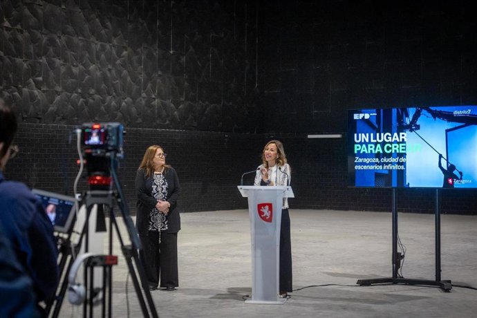 La alcaldesa de Zaragoza, Natalia Chueca, y la CEO de la empresa mexicana EFD Studios, Georgina Terán, firman el contrato de adjudicación de los platós de Distrito 7