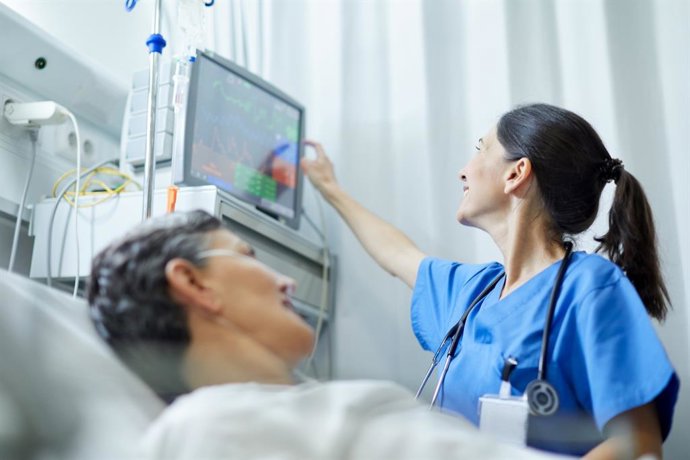 Archivo - Sanitaria atendiendo a una paciente en la UCI.