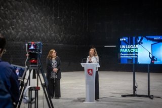 La alcaldesa de Zaragoza, Natalia Chueca, y la CEO de la empresa mexicana EFD Studios, Georgina Terán, firman el contrato de adjudicación de los platós de Distrito 7