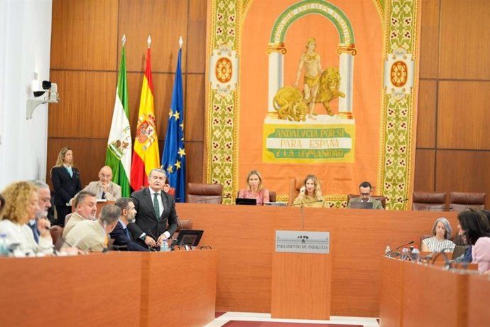 El consejero de Presidencia, Sanidad y Emergencias de la Junta de Andalucía, Antonio Sanz, en el pleno del Parlamento del 17 de septiembre de 2026.