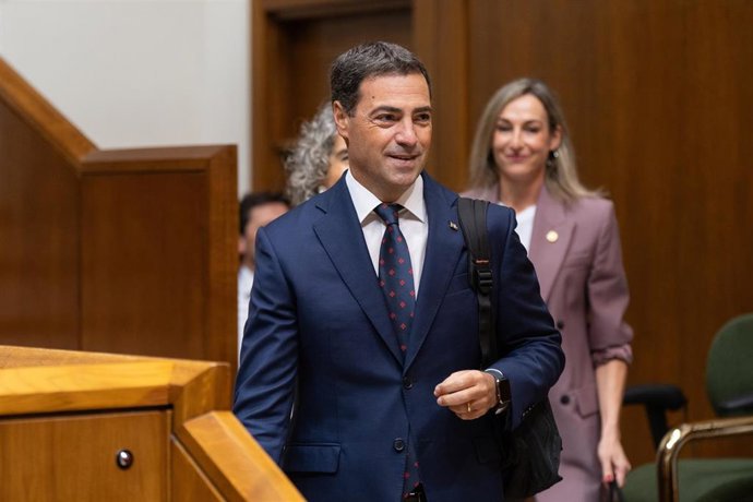 El Lehendakari, Imanol Pradales, durante el primer pleno del curso del Parlamento Vasco, a 17 de septiembre de 2026