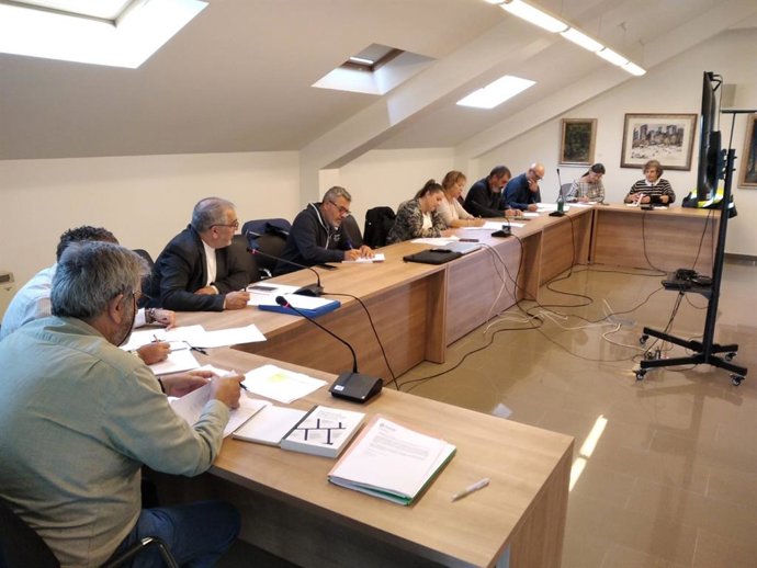 Archivo - Encuentro de representantes de la Diputación de A Coruña y de ayuntamientos sobre el parque Compostela Rupestre