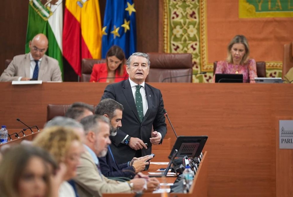 El vicepresidente primero y consejero de Presidencia, Sanidad y Emergencias, Antonio Sanz, interviene en el Pleno del Parlamento de Andalucía.