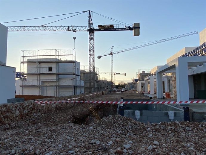 Archivo - Imagen de recurso de unas viviendas en construcción en Mallorca