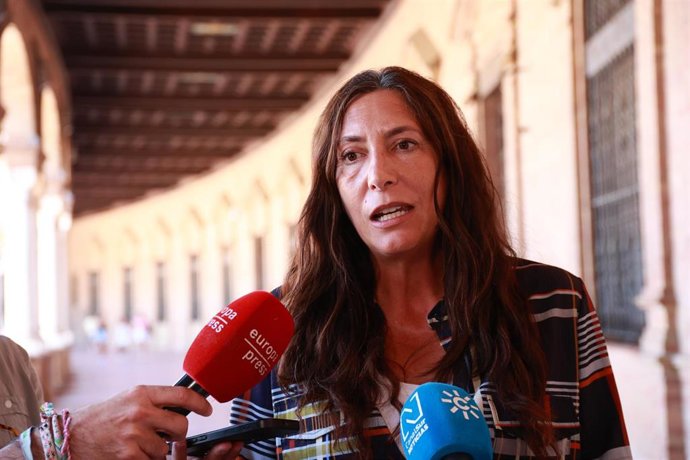 La consejera de Servicios Sociales, Familias e Igualdad de la Junta de Andalucía, Loles López, atiende a los medios tras la reunión del Comité de Crisis del Ministerio. A 16 de septiembre de 2026, en Sevilla (Foto de archivo).