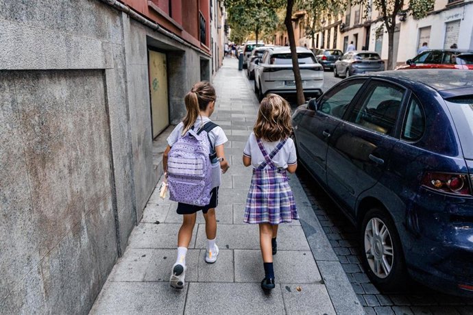 Varios niños de camino a la escuela, a 7 de septiembre de 2026, en Madrid (España).