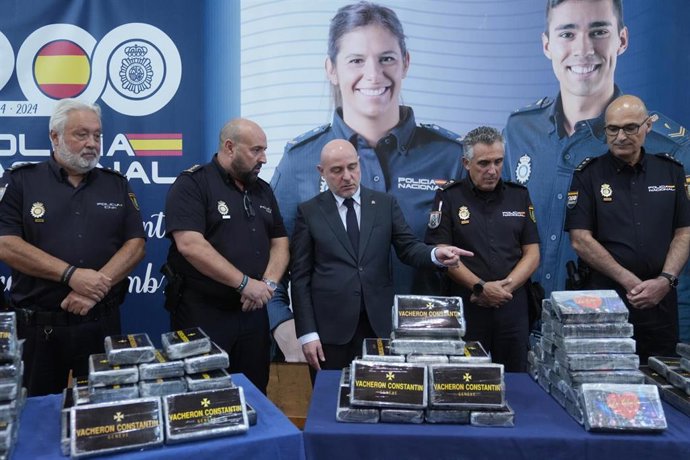 El delegado del Gobierno en Catalunya, Carlos Prieto, acompañado de mandos de la Policía Nacional, en Barcelona