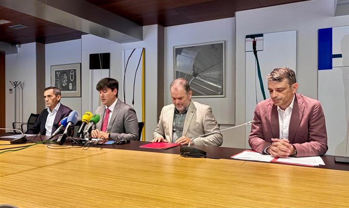 El consejero de Ciencia, Industria y Empleo, Borja Sánchez, presenta en rueda de prensa el nuevo Plan Renove junto con el presidente de la Asociación del Automóvil  (Aspa), Miguel Pérez, y el presidente de la Cámara de Comercio de Oviedo Carlos Paniceres.