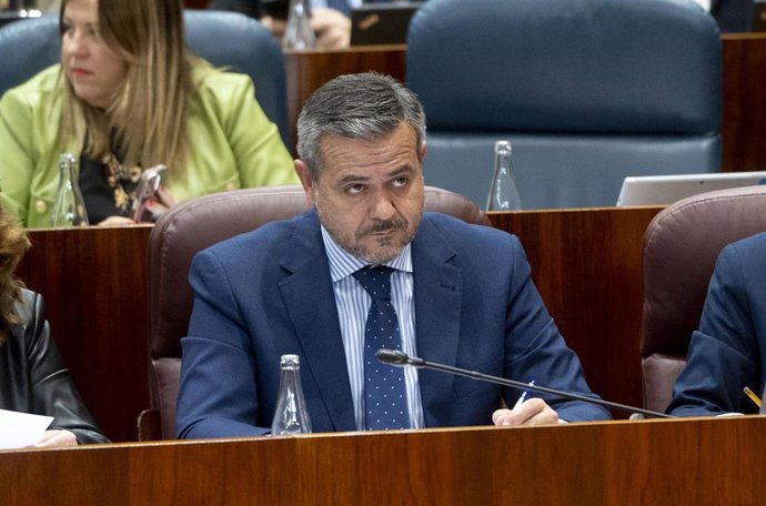 Archivo - El consejero de Vivienda, Transportes e infraestructuras, Jorge Rodrigo, durante un pleno en la Asamblea de Madrid, a 20 de febrero de 2025, en Madrid (España). 