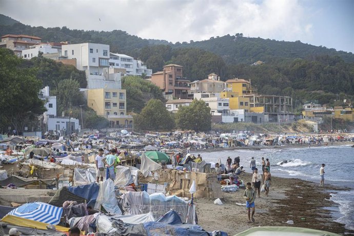 Imagen del asentamiento de migrantes en la playa El Trampolínen de Ceuta.  