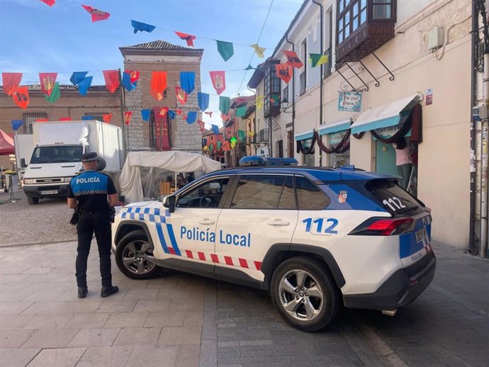 Archivo - Dos agentes de la Policía Local de Tordesillas. Foto archivo