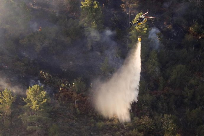 Un helicóptero colabora en las labores de extinción de un incendio forestal, a 16 de septiembre de 2026, en Quiroga, Lugo, Galicia (España). 