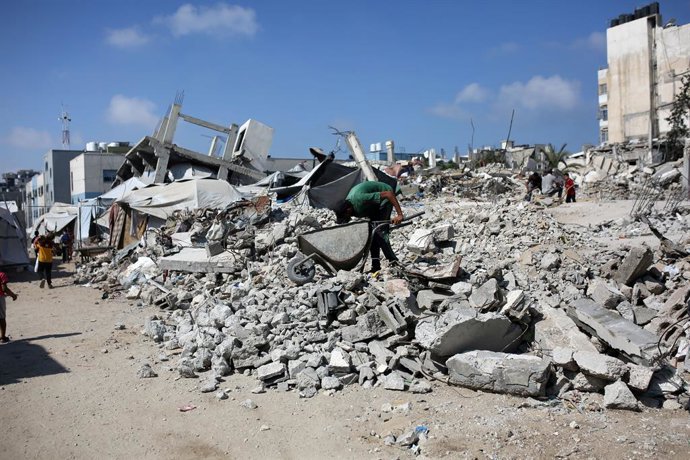 14 de setembro de 2026, Cidade de Gaza, Faixa de Gaza, Território Palestino: Trabalhadores palestinos removem os escombros de uma casa destruída por um ataque israelense durante a guerra no bairro de Rimal, na Cidade de Gaza, na Faixa de Gaza, em 14 de se