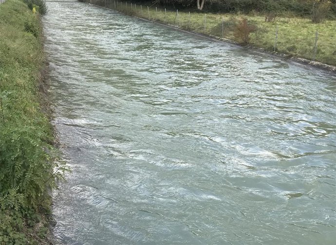 Archivo - Crecida de un cauce, canal de riego, río, agua.