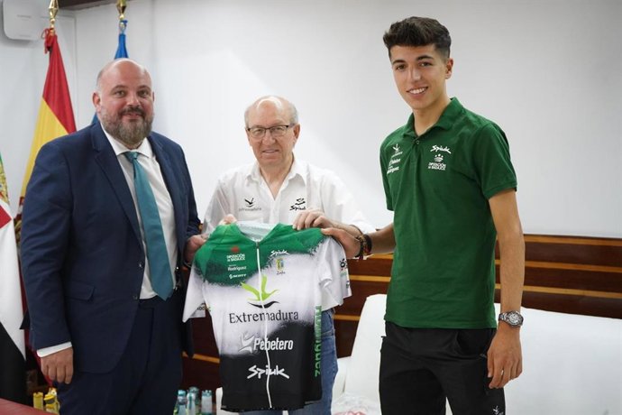 El presidente de la Asamblea, Manuel Naharro, se reúne con el ciclista Francisco Jesús Fernández