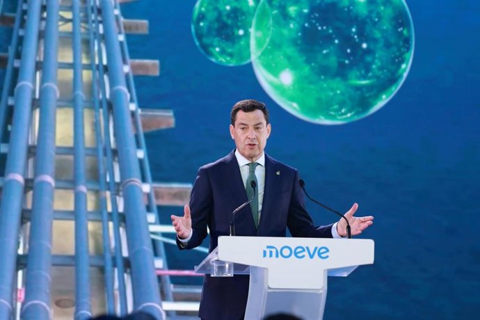 El preisdente de la Junta de Andalucía, Juanma Moreno, durante su intervención en el acto de inicio del proyecto Onuba, primera fase del Valle Andaluz del Hidrógeno Verde de Moeve.
