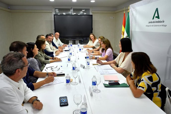 La reunión de la delegada del Gobierno de la Junta de Andalucía en Málaga, Patricia Navarro con los responsables de Medio Ambiente y Playas de los principales municipios del litoral malagueño.